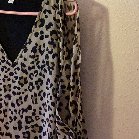 Like new Guess Leopard jungle safari open arm sheer low cut v neck blouse size S - Picture 4 of 9